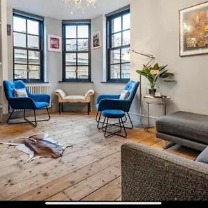 Tower Bridge, Boutique, Shad Thames Butlers Wharf Secure Parking , Balcony View Of Shard, Luxury With Van Parking Upto 4 Vans Ideal For Builders Shopfitters Secure Cctv Apartment