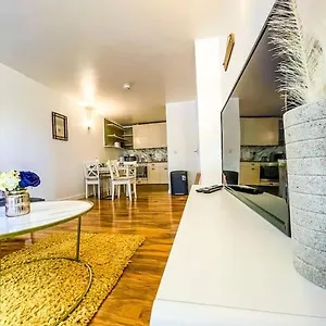 Central + Gym + Pool + Parking Apartment