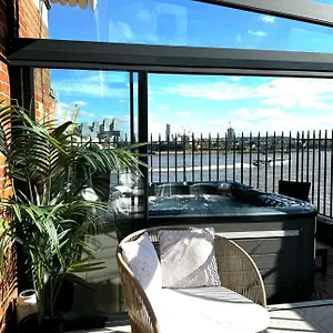 3 X Bedroom Riverside Flat With Hot Tub On Roof Terrace Apartment